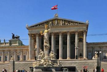 Новое правительство Австрии во главе с Себастьяном Курцем приведено к присяге