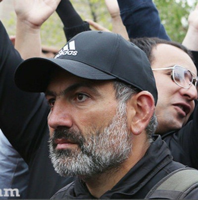 Пашинян призвал своих сторонников не расходиться с площади Республики в Ереване