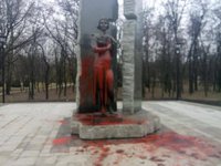 У Києві облили фарбою пам'ятник Олені Телізі
