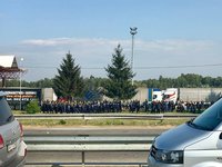 Біля "Краковця" поліцейські зупинили велику групу невідомих у камуфляжі