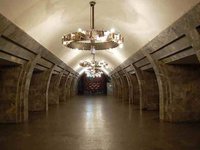 У Києві через повідомлення про замінування закрили станцію метро "Театральна"