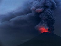 Вулкан начал извергаться на испанском острове Пальма в Канарском архипелаге
