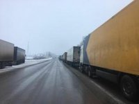 На погранпереходе "Порубное–Сирет" на выезд в Румынию скопилось более сотни грузовиков – Гостаможслужба