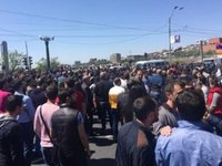 Протестуючі перекрили автодорогу між Єреваном і аеропортом
