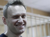 Навальный остается в коме, врачи не говорят, что им известно