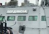 Захваченные украинские катера выводят из Керчи