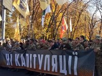 Участники марша в честь Дня защитников Украины пришли под ОП, где озвучивают свои требования к власти