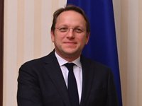 ЕС хочет предоставить Украине первый транш макрофинансовой помощи как можно скорее - комиссар Вархеи