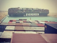 Дополнительные земснаряды направлены в Суэцкий канал для снятия контейнеровоза с мели