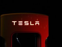 Маск передав Україні сонячні батареї Tesla Powerwall
