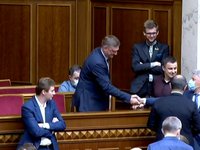 Андрей Аксенов принял присягу в Раде под крики "Ганьба" и блокирование трибуны оппозицией
