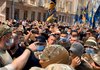 Учасники акції протесту палять фаєри біля "будинку Зеленського"