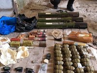 В пограничном районе Закарпатья нашли тайник со взрывчаткой и противотанковыми гранатами