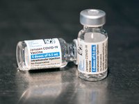 Johnson & Johnson объявила о разработке новой вакцины против штамма коронавируса "омикрон"