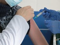 Почти 44 % украинцев получили одну прививку против COVID-19, полный курс прошли 37% взрослого населения