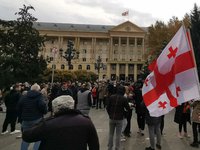 Суд над Саакашвили начался в Тбилиси на фоне противостояния оппозиционеров с полицейскими