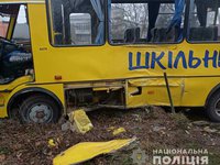 Унаслідок зіткнення шкільного автобуса та вантажівки на Львівщині госпіталізували 5 дітей