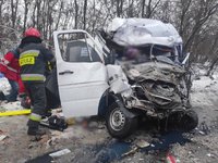 На Чернігівщині вантажний автомобіль зіткнувся з маршрутним мікроавтобусом, загинули 12 людей - ДСНС