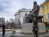 Президент Украины возложил цветы к памятнику Грушевскому