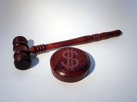 У Львові суд узяв під варту спільника псевдоволонтера, який незаконно продавав товари гумдопомоги