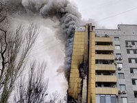 У Дніпрі в офісній будівлі мережі АТБ виникла велика пожежа