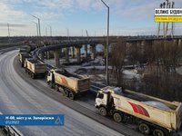 Вантовый мост через Днепр в Запорожье испытывают на прочность 30 грузовиков
