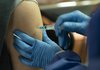 Полмиллиона французов могут остаться без санитарных пропусков из-за не сделанной вовремя бустерной прививки