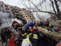 Артиллерийский снаряд попал в многоэтажку в Оболоньском районе Киева, произошло частичное разрушение здания – А.Геращенко