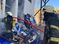 В Киеве в результате обстрела загорелся грузовик и два здания, информация о пострадавших уточняется – ГСЧС