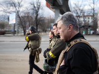 Порошенко привез бойцам на юге Украины более полутысячи бронежилетов, шлемы, генераторы и бойлеры