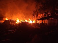 На Харьковщине спасатели третьи сутки тушат масштабный пожар, возникший на газоперерабатывающем предприятии в результате вражеского обстрела