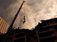 Спасательно-поисковые работы в пораженной вражеской ракетой многоэтажке в Киеве продолжаются