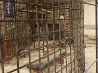 Окупанти планують провести самосуд над полоненими в Маріуполі, в будівлі театру збирають клітки